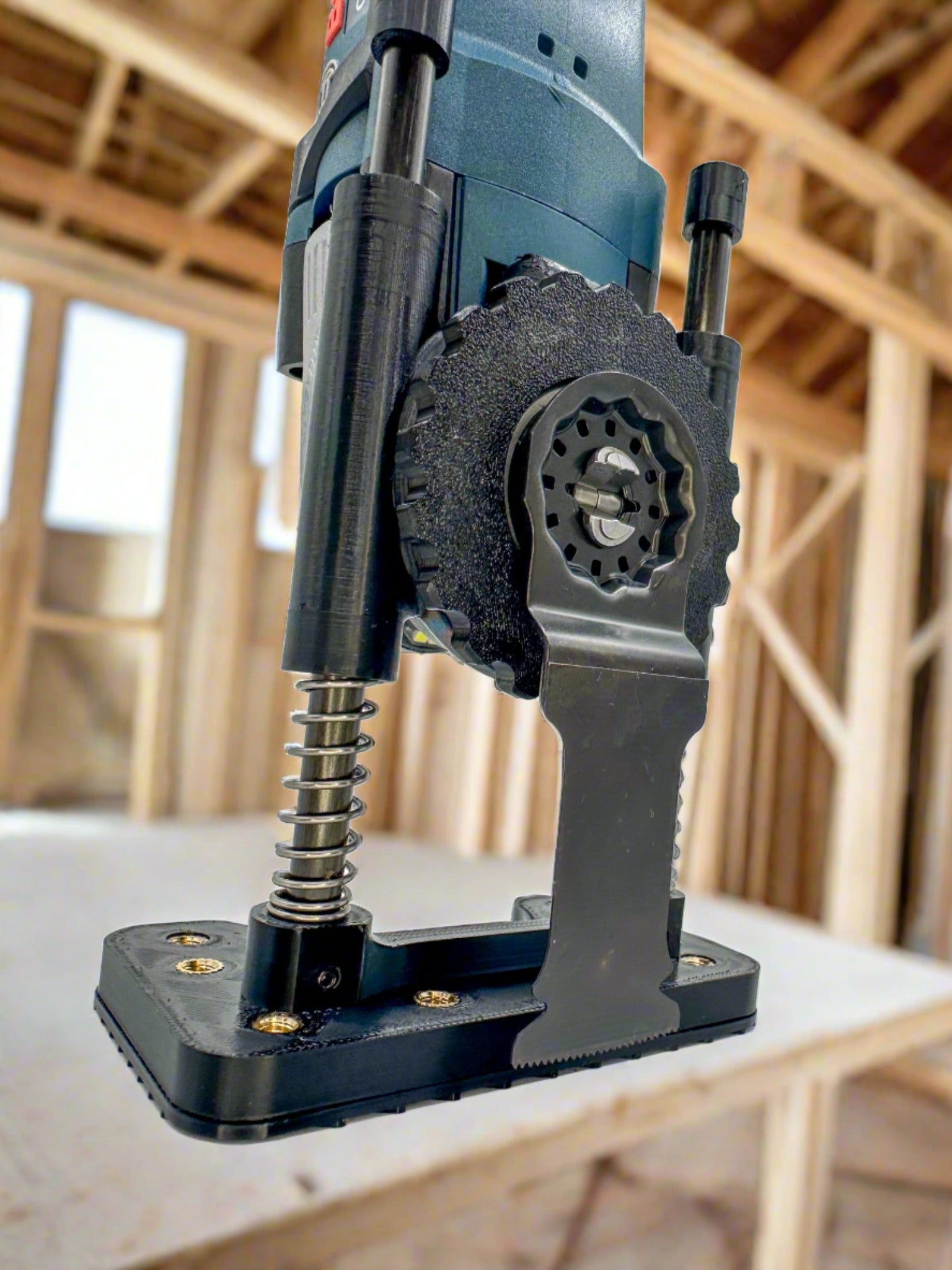 Bosch GOP18V-28N plunge cut base side view